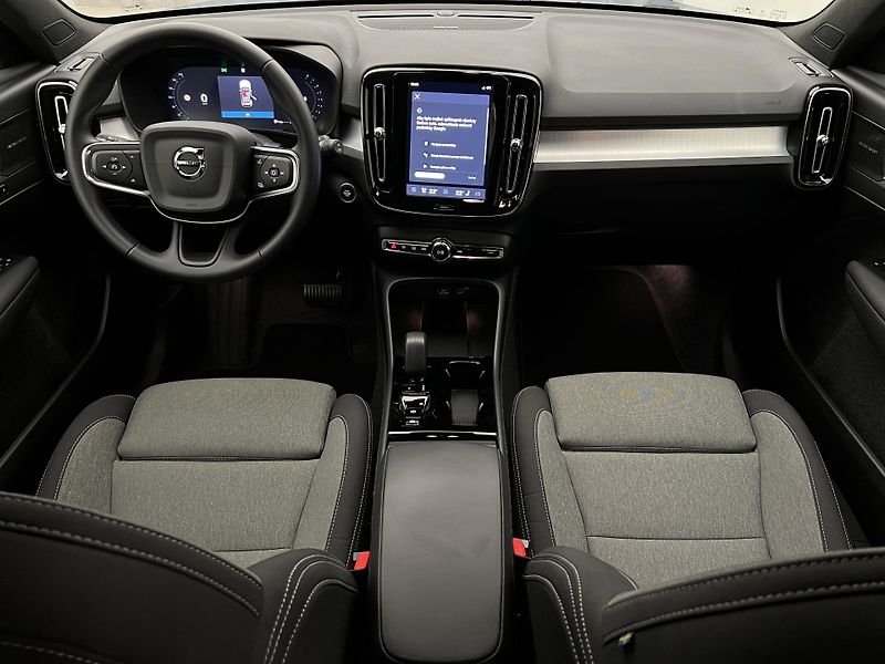 Volvo XC40 B3 DARK PLUS AUT CZ 1. maj. - fotka 2 z 41