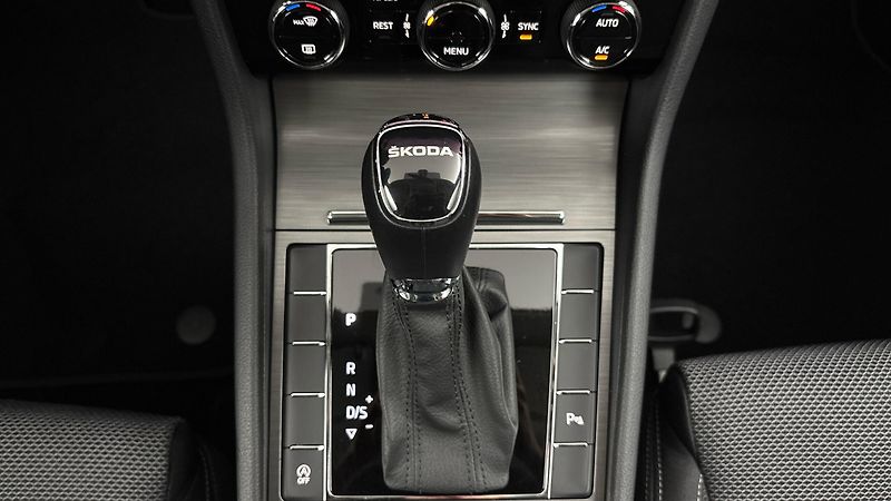 Škoda Superb 2.0 TDI DSG Style Combi - fotka 23 z 26