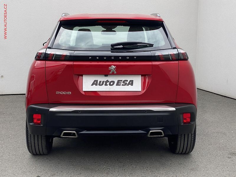 Peugeot 2008 (2020) 1.2PT, Allure, LED, navi - fotka 5 z 17