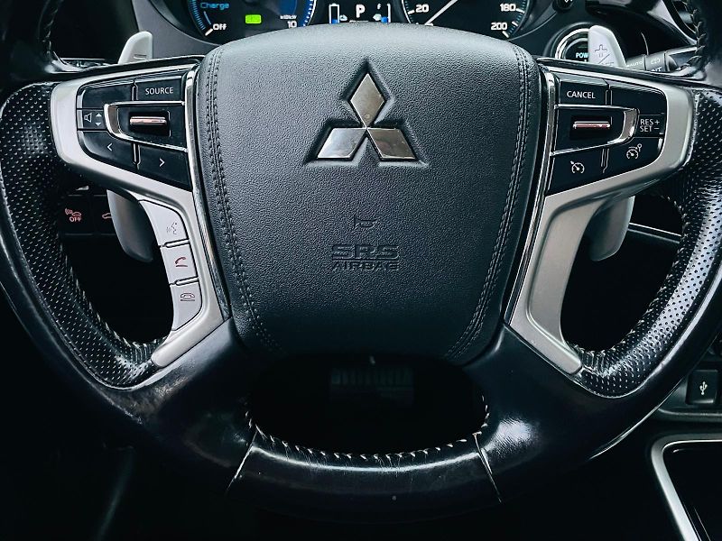 Mitsubishi Outlander 2.4i+HYBRID 4x4 SERVISKA TAŽNÉ - fotka 32 z 53