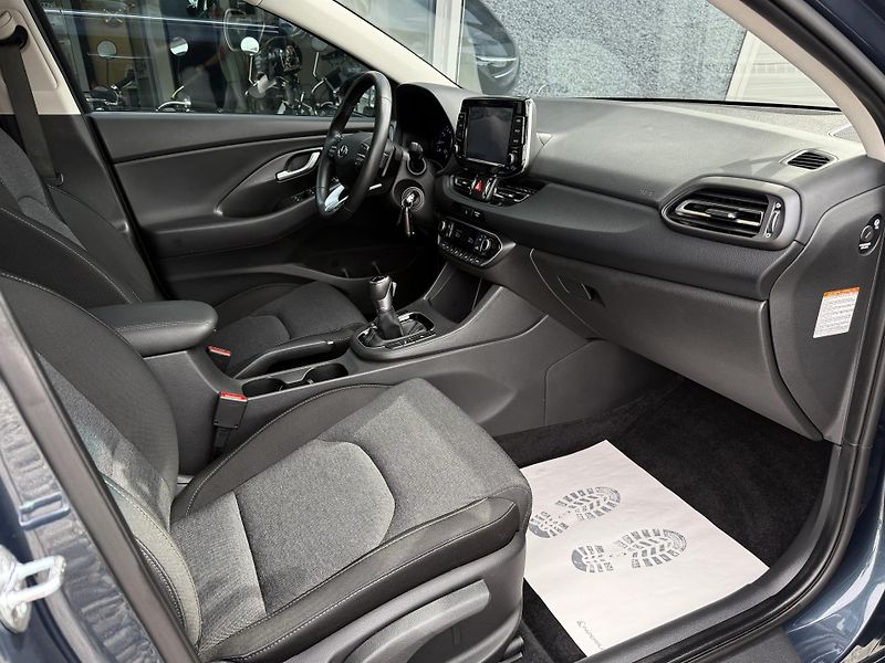 Hyundai i30 1,5 T-GDI DCT Smart Automat ČR - fotka 21 z 40