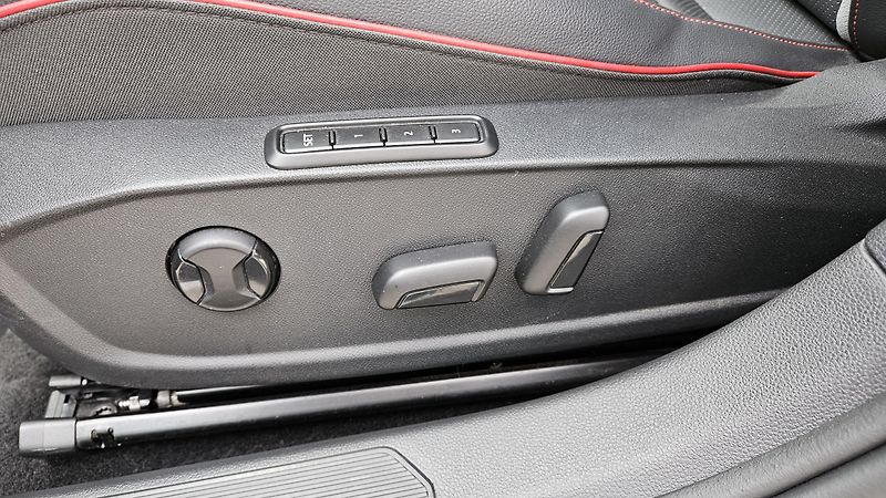 Volkswagen Golf (2023) GTI 2.0TSI 180kW DSG - fotka 18 z 36