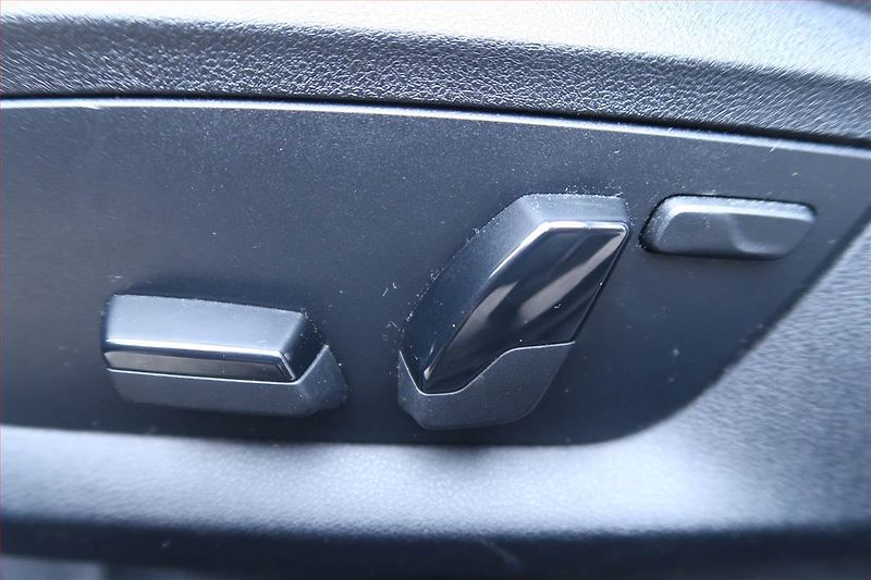 BMW Řada 5 (2017) Sport Line 520d xDrive - fotka 21 z 24
