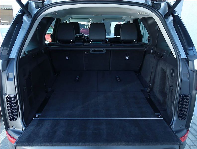 Land Rover Discovery (2018) 3.0 Td6 - fotka 14 z 26