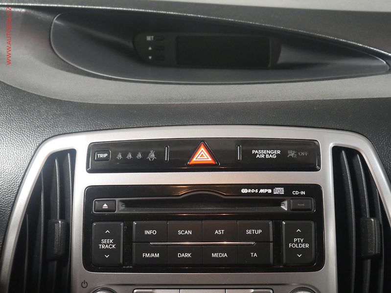 Hyundai i20 (2012) 1.2i, AC - fotka 15 z 17