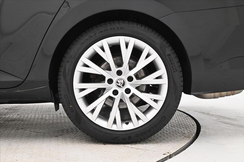 Škoda Superb 2,0 TDI 147 kW DSG 4x4 Ambitio - fotka 30 z 30