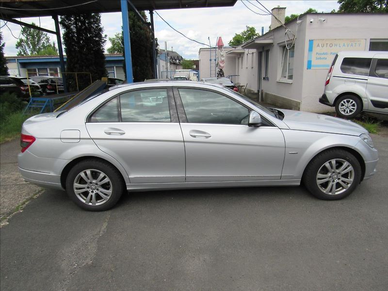 Mercedes-Benz Třídy C 2,5 i C 230 V6 150kW Automat - fotka 8 z 33