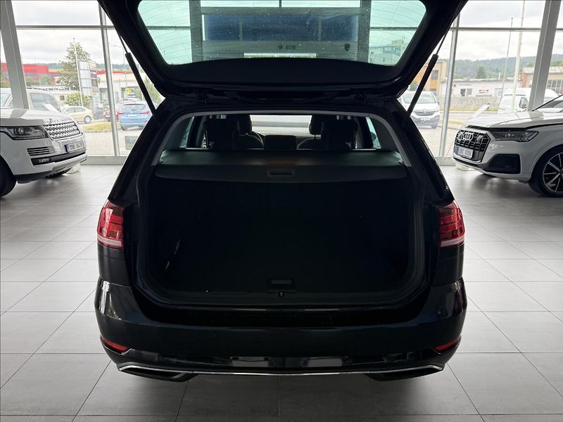 Volkswagen Golf 1,6   TDI 85kW,1.MAJ,SERVISKA - fotka 25 z 28