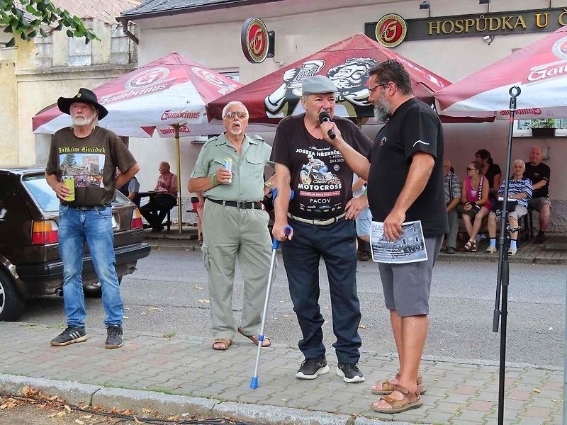 V pořadí 9. ročník srazu veteránů v Chýnově na Táborsku se v neděli 18. srpna dopoledne těšil velké návštěvnosti z řad účastníků i diváků.