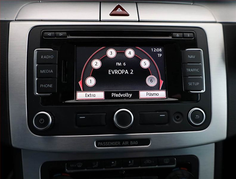 Volkswagen Passat (2010) 2.0 TDI, Automat, po STK - fotka 14 z 17