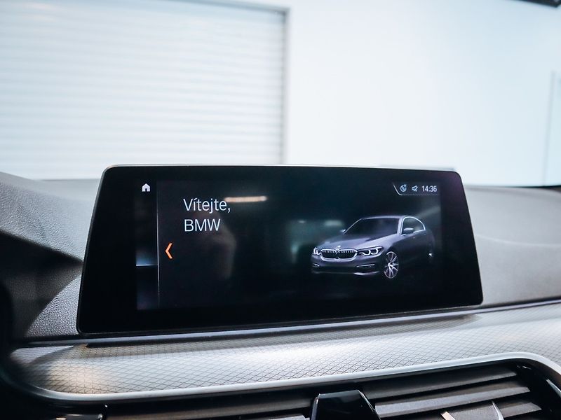 BMW Řada 5 530d xDrive M-paket 195 kW - fotka 14 z 28