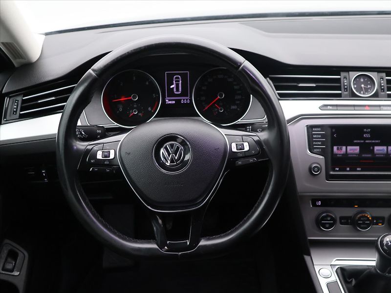 Volkswagen Passat 2,0 TDI 110kW Comfortline Navi - fotka 19 z 31
