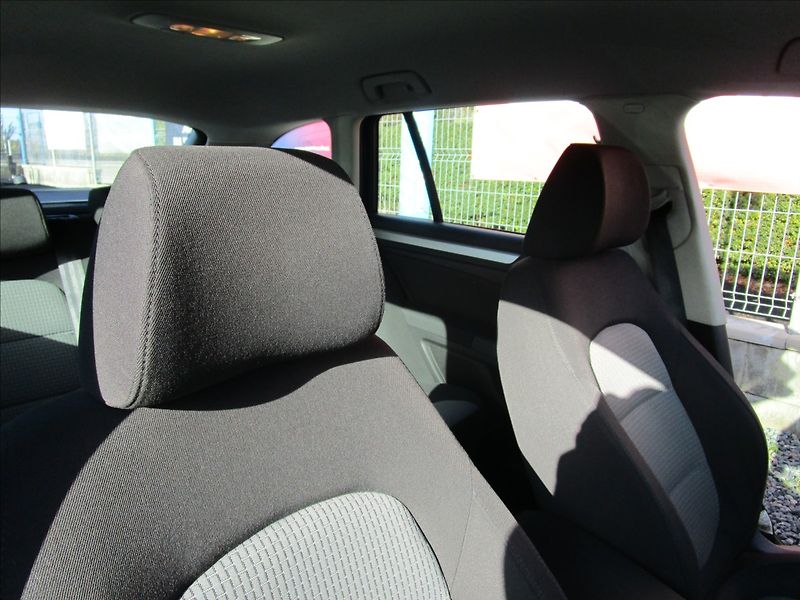 Škoda Superb Combi 2.0TDi Ambi, aut. Klima - fotka 18 z 40