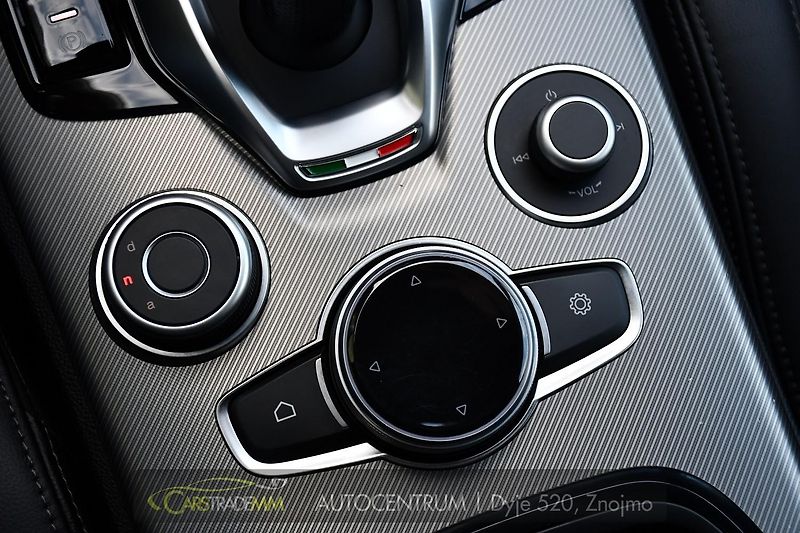 Alfa Romeo Stelvio 2,2D 154kW VELOCE AT8-Q4  - fotka 34 z 53
