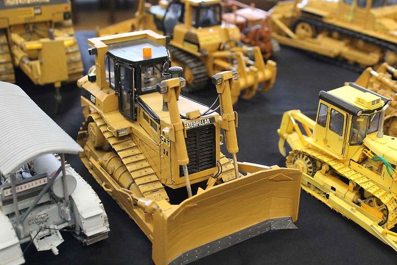 Papírový model buldozeru Caterpillar.