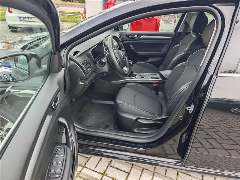 Renault Mégane 1,3 TCe140  GrandCoupé TECHNO - fotka 10 z 19