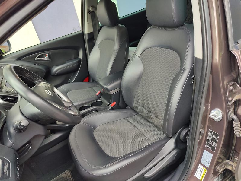 Hyundai ix35 2,0 CRDi 4WD + pneu  - fotka 11 z 25