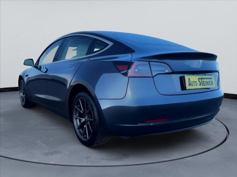 Tesla Model 3 - fotka 7 z 17