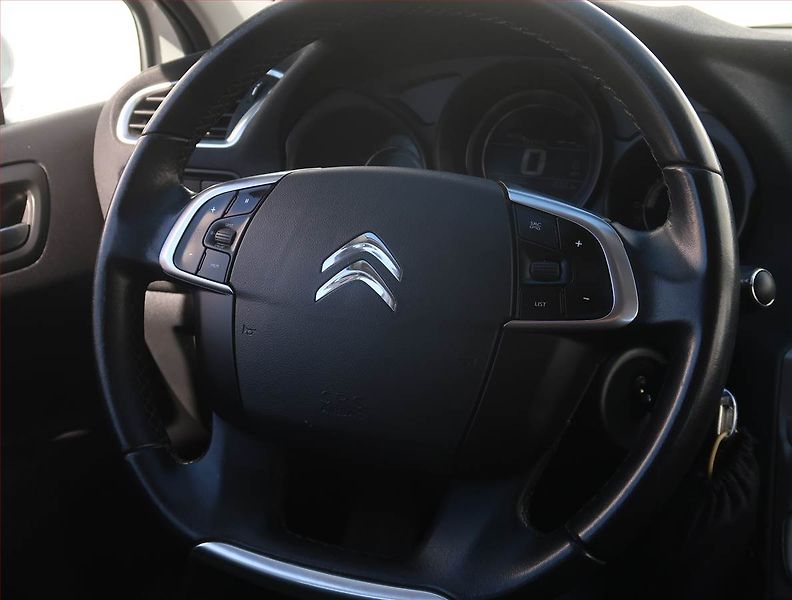 Citroën C4 (2017) 1.6 BlueHDi, jezdí výborně - fotka 17 z 20