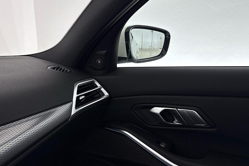 BMW Řada 3 330e xDrive - fotka 16 z 24