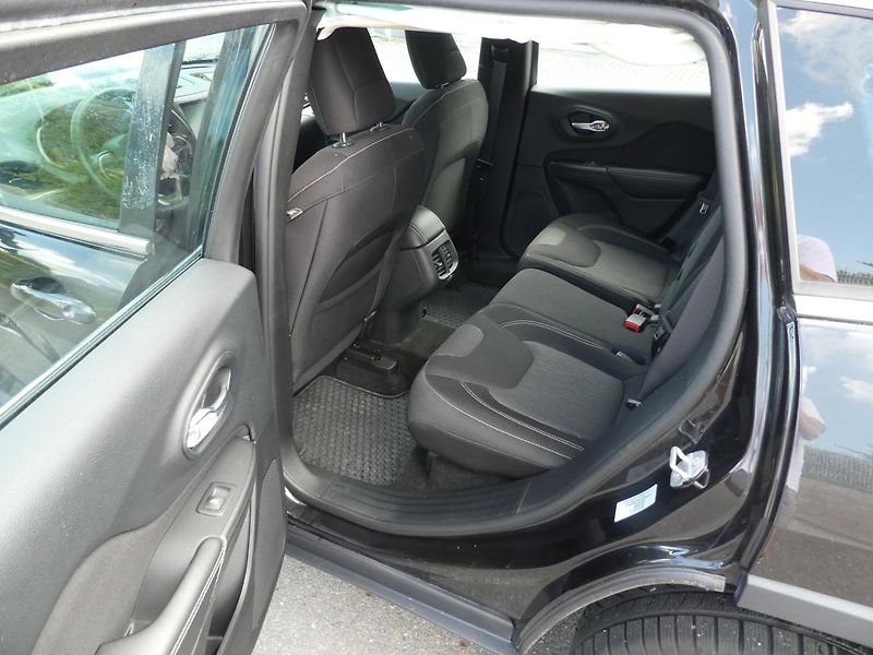 Jeep Cherokee 2.0 L MJD 140 k Longitude 4WD - fotka 13 z 14