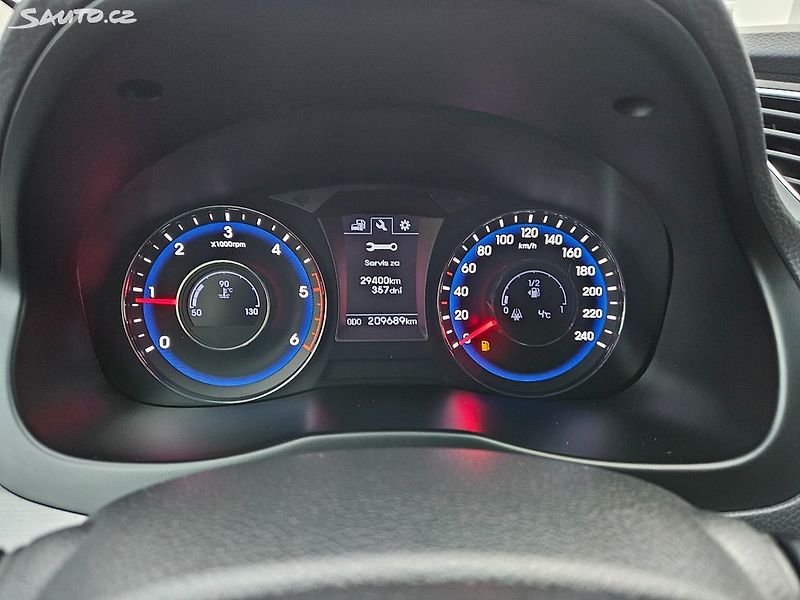 Hyundai i40 1,6CRDi 100kW VÝHŘEV KAMER DPH - fotka 30 z 44