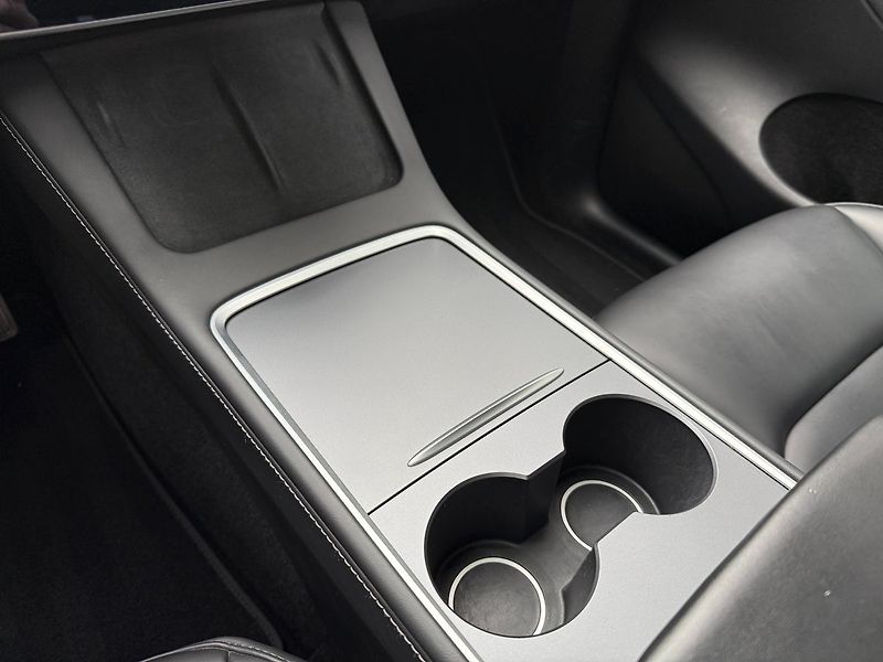 Tesla Model Y Long Range AWD - fotka 30 z 41