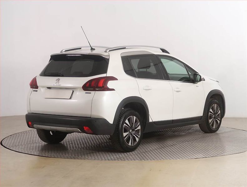 Peugeot 2008 (2017) Style 1.2 PureTech, Automat - fotka 5 z 15