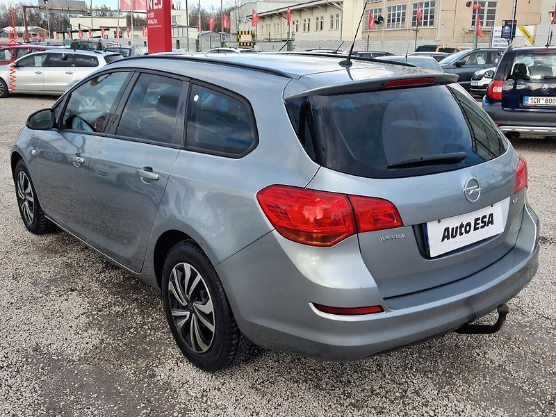 Opel Astra (2011) 1.7CDTi, AAC - fotka 6 z 15