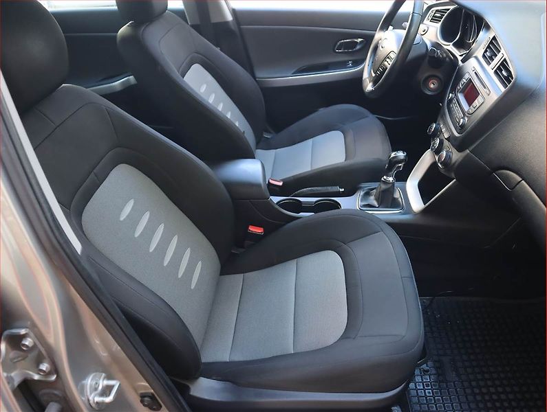 Kia Ceed (2014) 1.4 CVVT, Tempomat - fotka 9 z 17