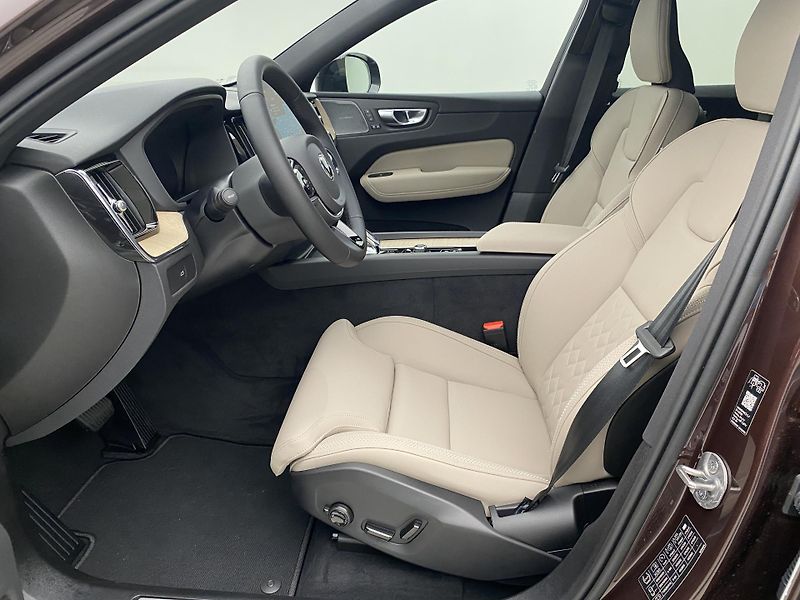 Volvo XC60 (2026) B5 AWD AUT DARK PLUS  - fotka 3 z 62