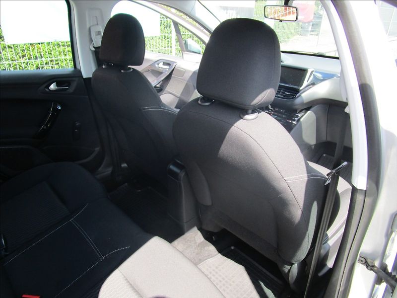 Peugeot 208 1.2i Klima, Navi - fotka 22 z 38