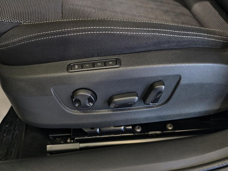 Škoda Superb 2.0 TDi DSG STYLE, ACC, KAMERA - fotka 22 z 25