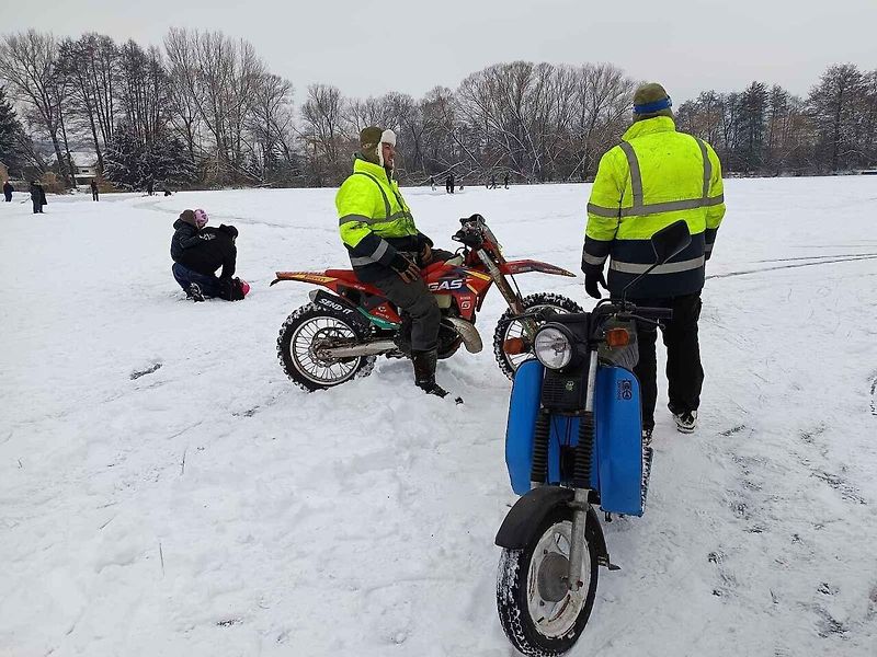 V Obořišti se konal první ročník jízdy na ledě Icekot.