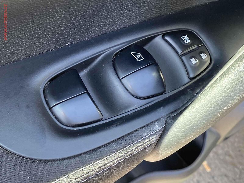 Nissan Qashqai (2014) 1.6 dCi, Acenta, navi, panor - fotka 11 z 16