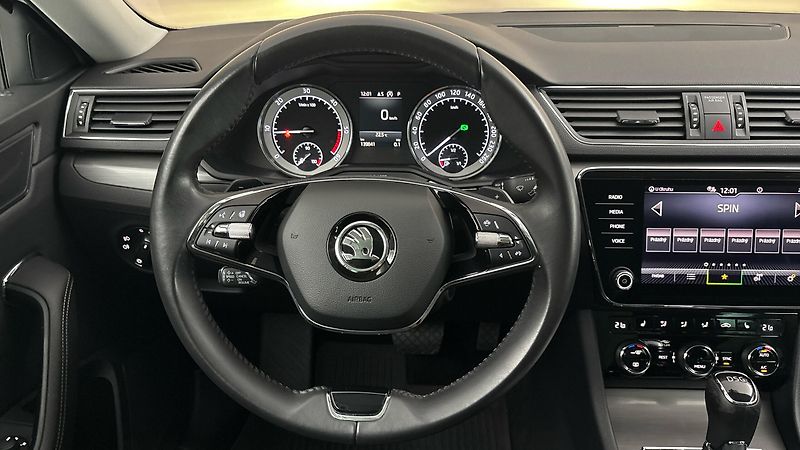 Škoda Superb 2.0 TDI DSG Style Combi - fotka 9 z 28