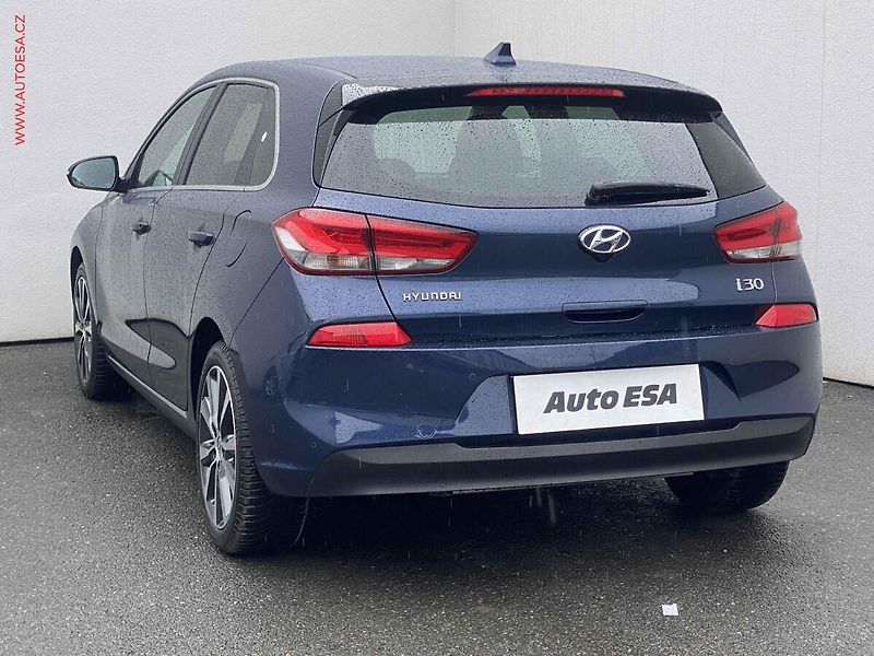 Hyundai i30 (2017) 1.0 T-GDi, Style, LED, kamera - fotka 6 z 17