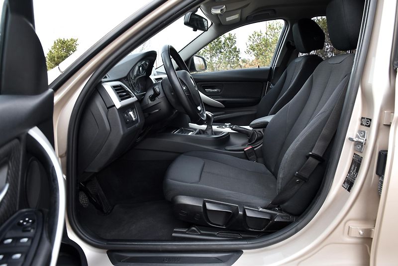 BMW Řada 3 318d (2.0) 6st, NAVI, ALU, PDC - fotka 7 z 51