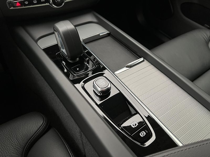 Volvo XC60 T6 AWD RECHARGE PLUS REZERVACE - fotka 28 z 46
