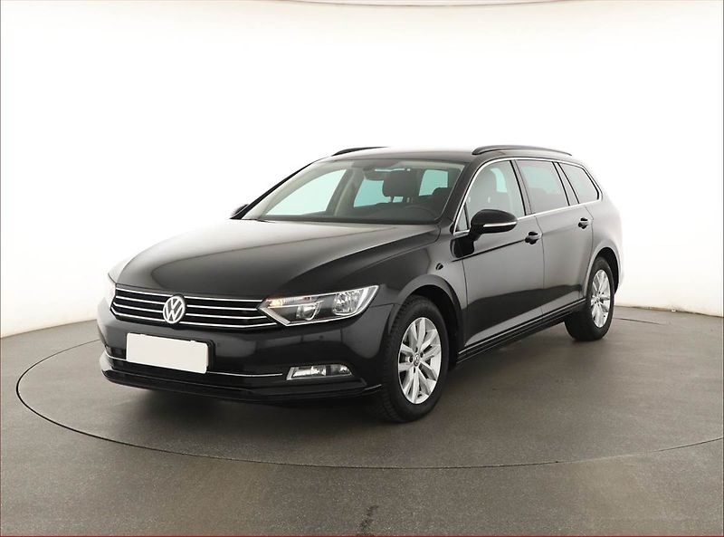 Volkswagen Passat (2016) 2.0 TDI, Automat, Navi - fotka 2 z 17