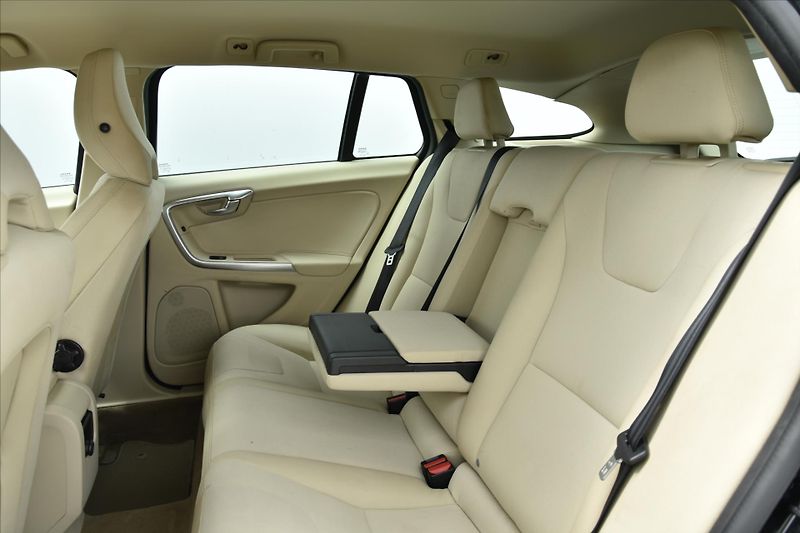 Volvo V60 D3 120kW SERVISNÍ KNIHA TAŽNÉ - fotka 11 z 20