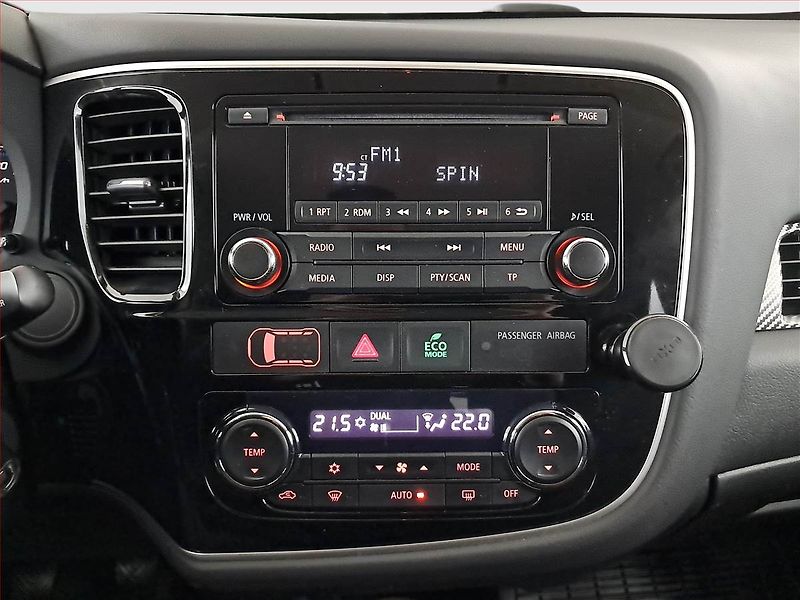 Mitsubishi Outlander (2014) Intense 2.2 DI-D, 4X4 - fotka 12 z 14
