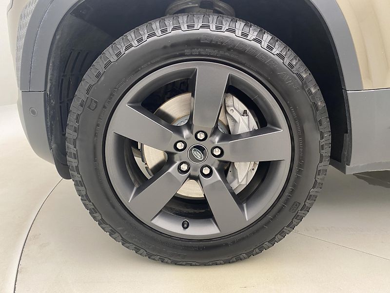 Land Rover Defender 130 D300 SE AWD AUT CZ 8míst - fotka 40 z 54