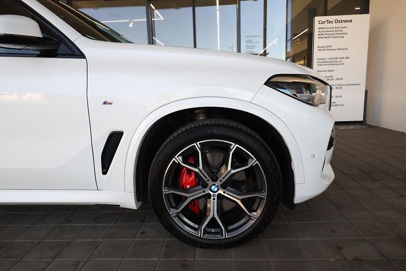 BMW X5 xDrive40i - fotka 10 z 33