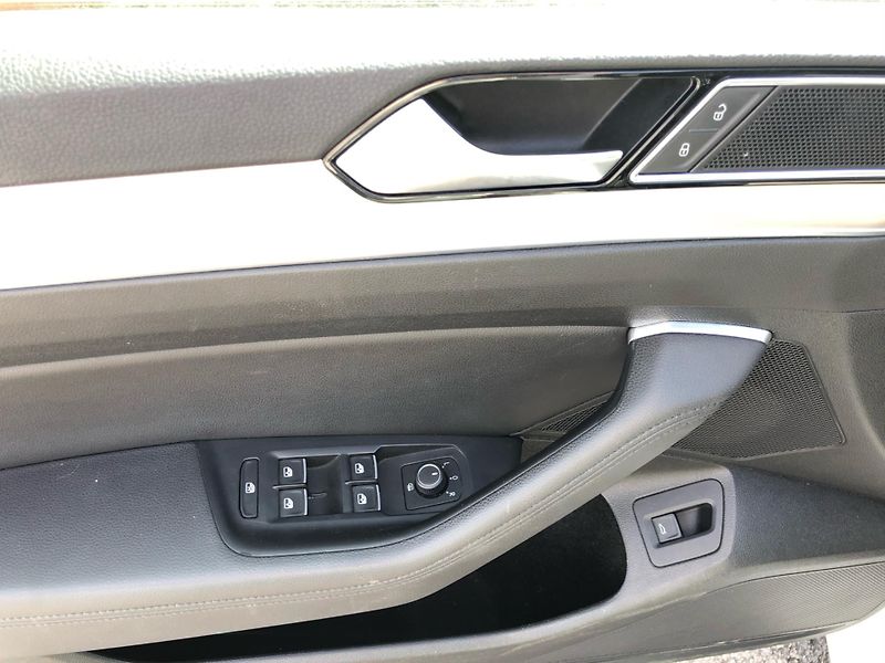 Volkswagen Passat Variant 2.0 TDi 4-Motion HIGHL - fotka 15 z 29