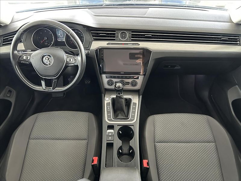 Volkswagen Passat 2,0   TDI 110kW,1.MAJ,SERVISKA - fotka 8 z 24