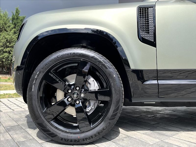 Land Rover Defender 3,0 110 D300 X-DYN HSE / SATIN - fotka 3 z 26