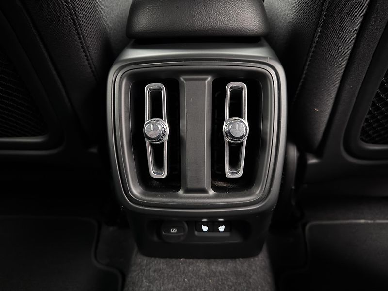 Volvo XC40 B4 MOMENTUM AUT  - fotka 28 z 47