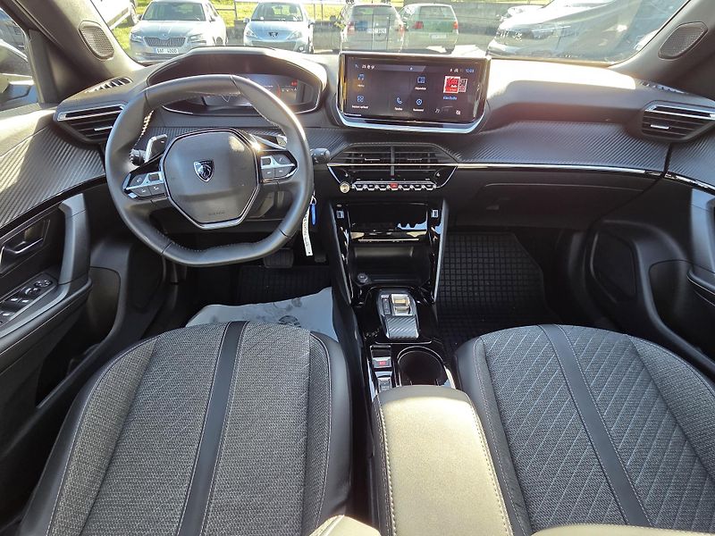 Peugeot 2008 (2025) 1.2 PT 130 ALLURE EAT8 - fotka 13 z 29