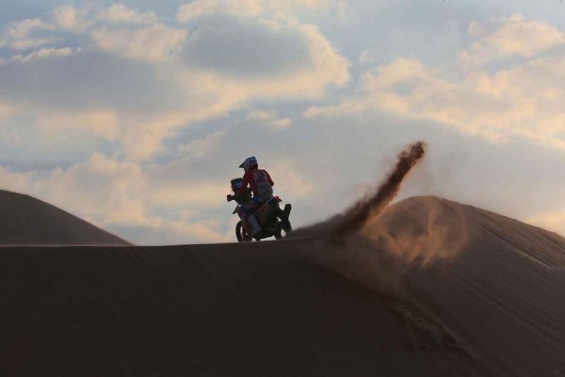Účastníci Rallye Dakar zdolávají obrovské duny